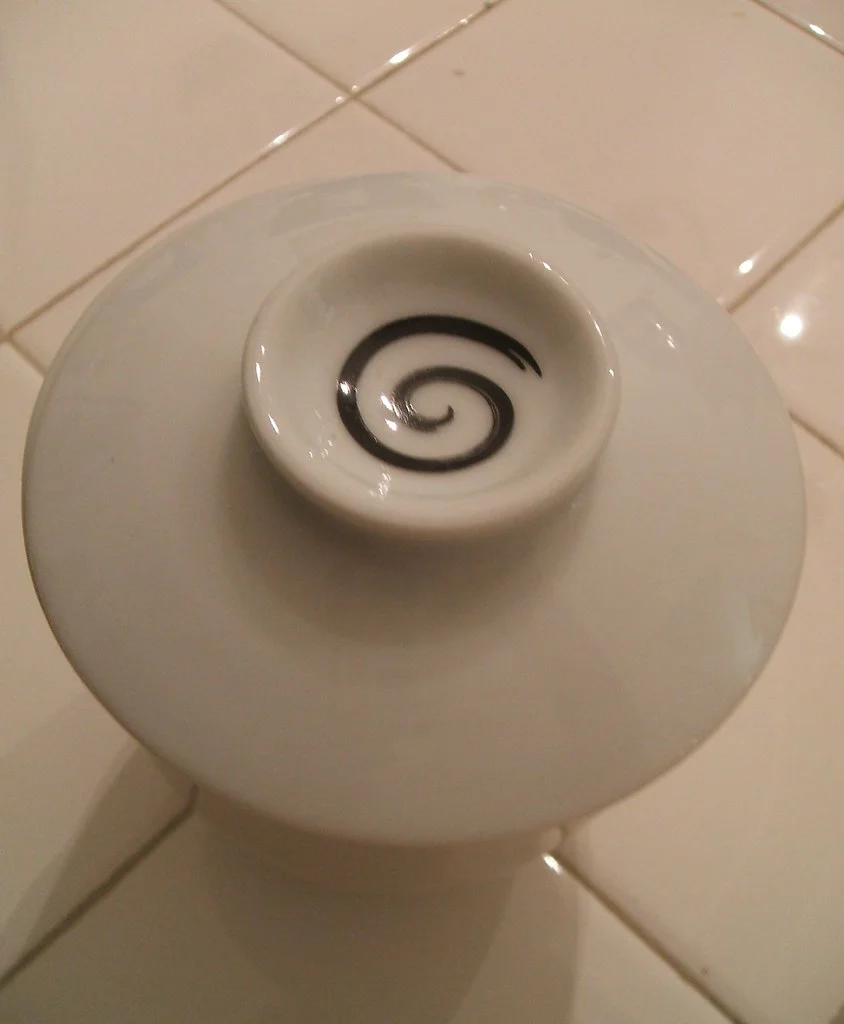 Tasse de tisane de camomille posée sur une table, plante apaisante traditionnellement utilisée pour favoriser la détente et le sommeil
